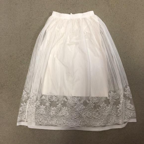 White skirt - Picture 1 of 1